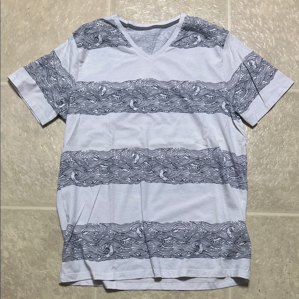 Old Navy Men's White and Black Wave Pattern V-Neck Tee